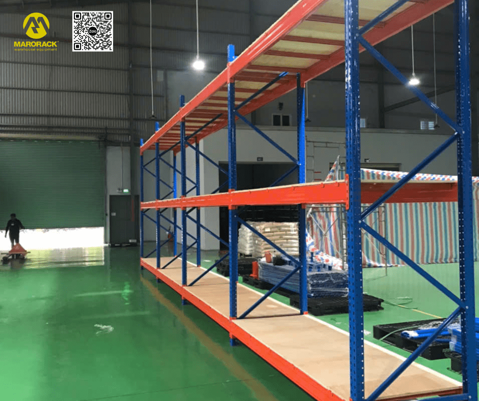 kệ selective lót ván ép trong kho linh kiện phụ tùng máy công nghiệp