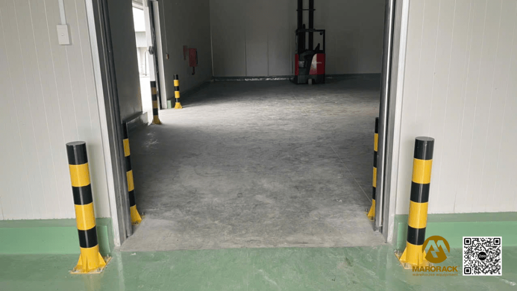 lắp đặt các trụ barrier bảo vệ cửa kho lạnh